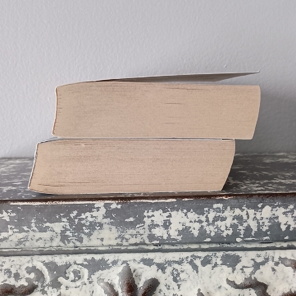 Lisa Kleypas 2 Book Set With Devil's Daughter & Chasing Cassandra - Picture 7 of 9